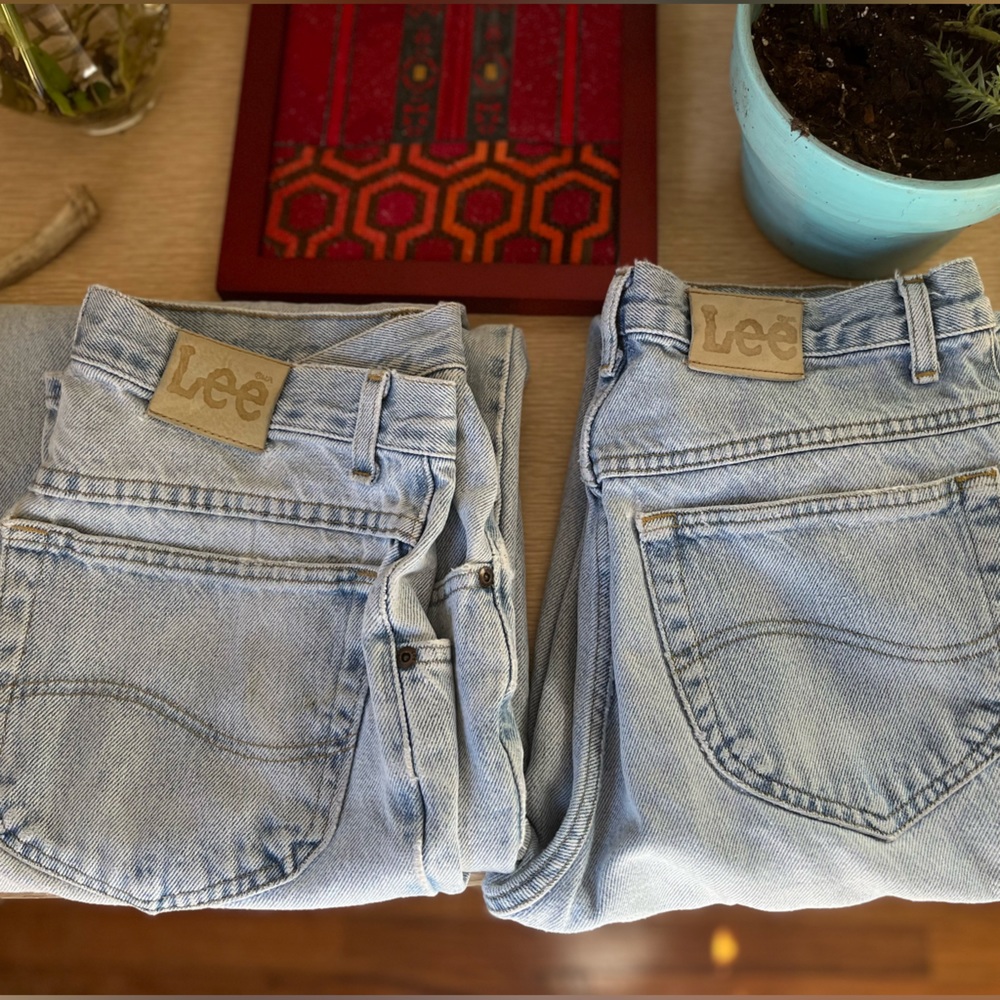 Vintage Lees denim. W8. Mid- rise, straight leg. Boyfriend jeans. Med-lightwash